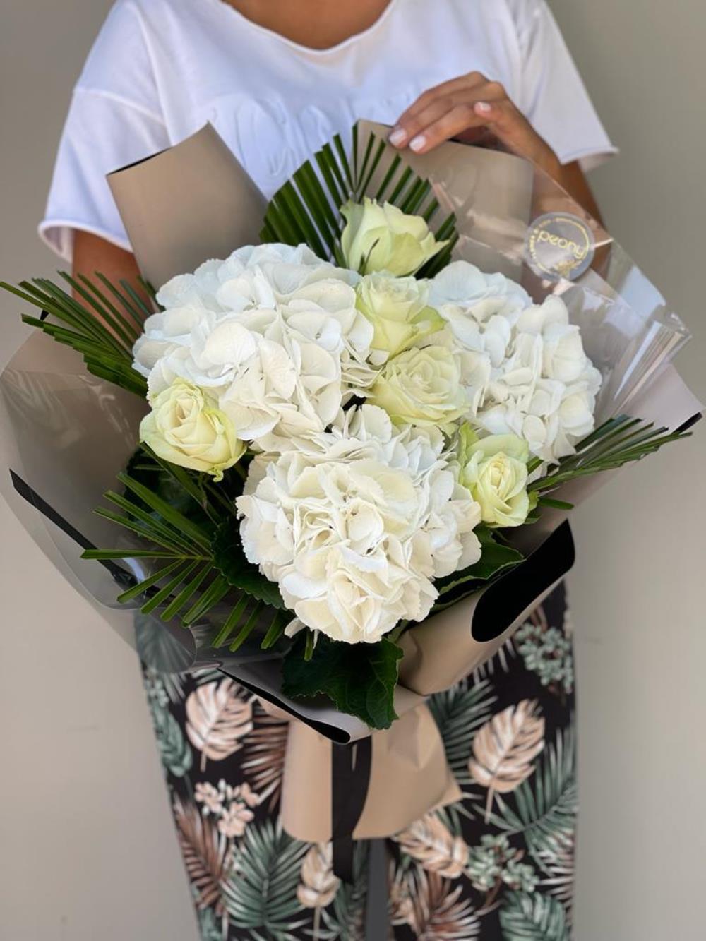 White Rosa Hydrange Buket